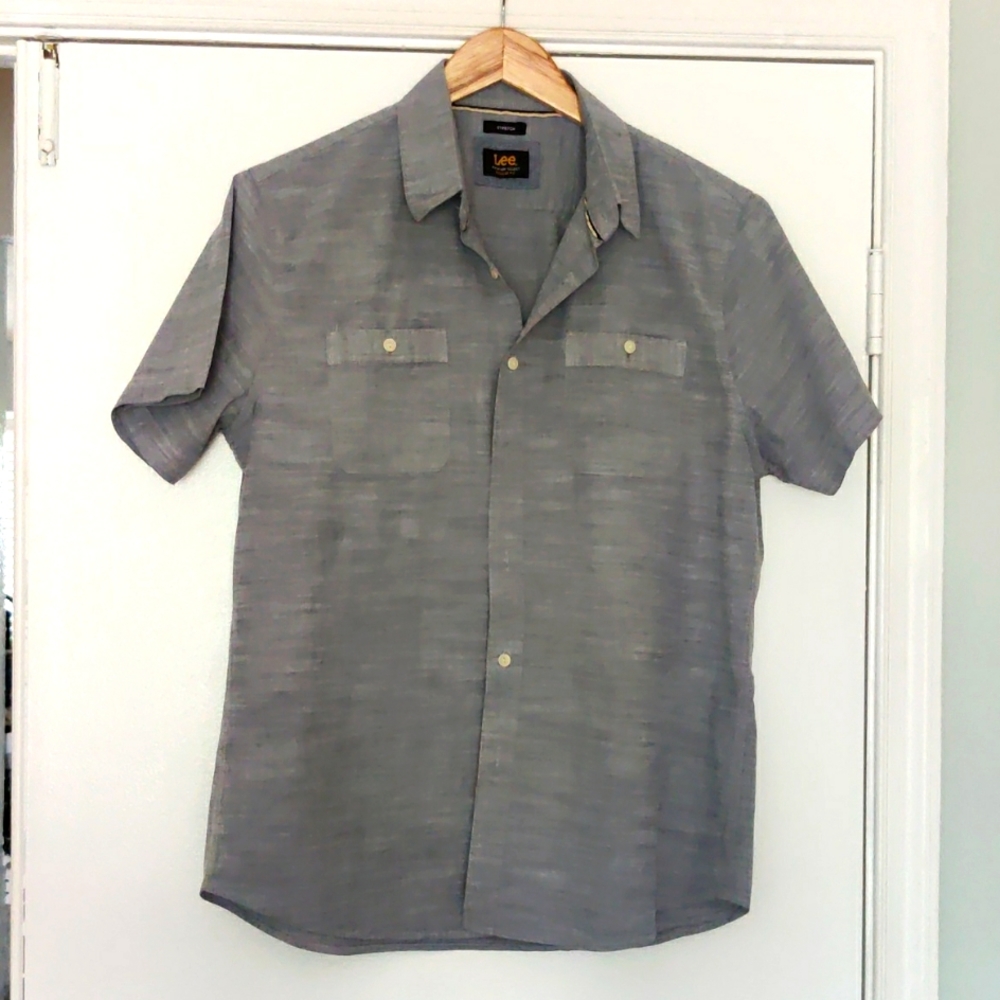 Men's Lee short sleeve shirt size large.